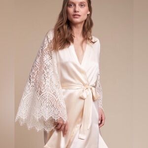 Yoana Baraschi women’s Cream Lace Robe Satin-Like size M